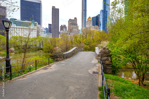 Obraz na płótnie Spring 2020-Coronavirus..Central Park, New York City- Gapstow bridge at Spring time. w salonie