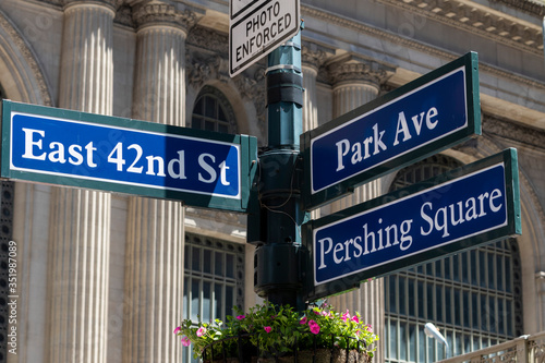 Obraz na płótnie Road sign in the street. East 42nd St and Park Ave. New York. United States. w salonie