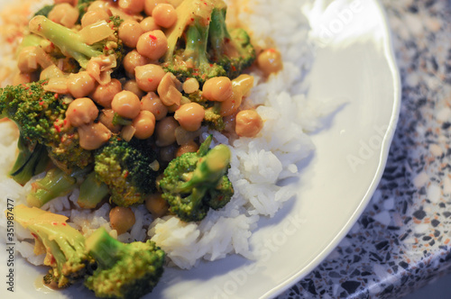 Chickpea and broccoli with rice. © Eliška