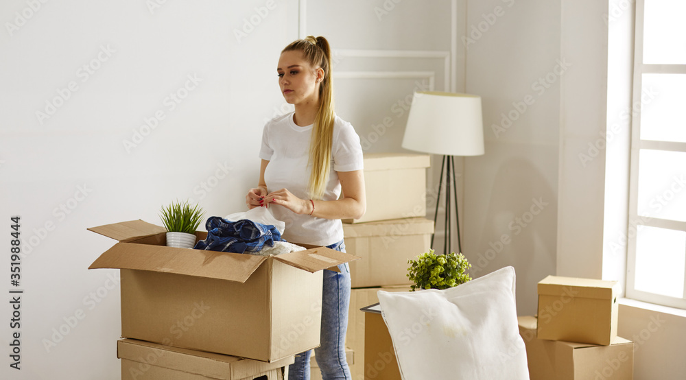 Girl parses things when moving to a new house Girl parses things when moving to a new house