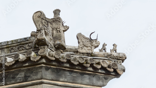 Fotografía Richly decorated roofs of Chinese houses, small carved figures on the roof