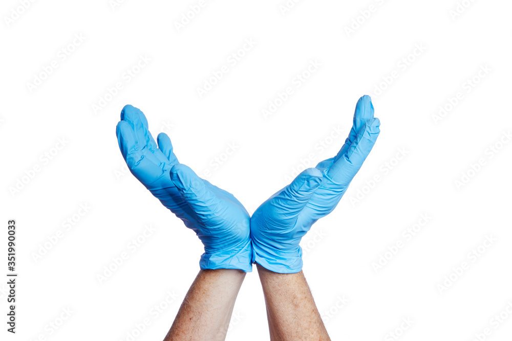 mains homme mature mettant ses mains en forme de coupe et portant des gants en latex médicaux bleus sur fond isolé blanc