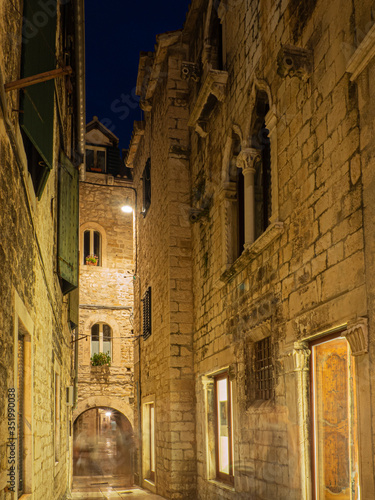 Calles antiguas en el casco histórico de Split alumbradas al anochecer en Croacia, verano de 2019