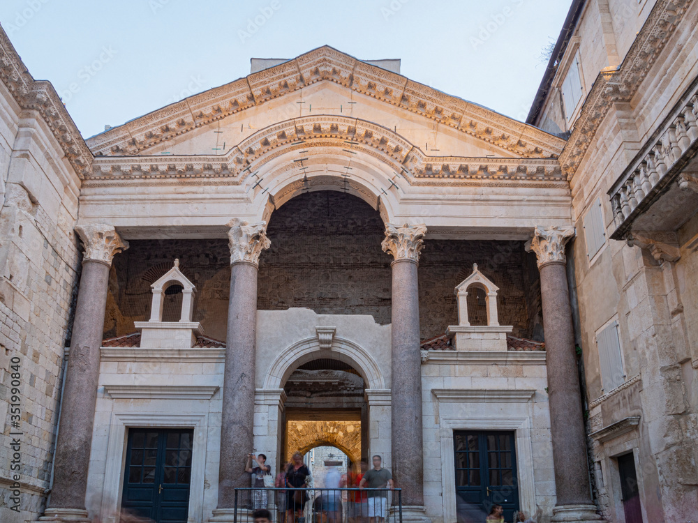 El Peristilo del Palacio de Diocleciano en Split, Croacia, verano de 2019.