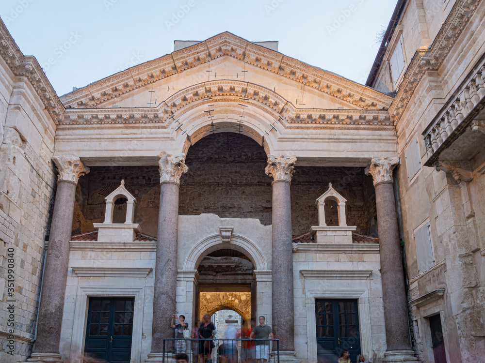 Obraz premium El Peristilo del Palacio de Diocleciano en Split, Croacia, verano de 2019.