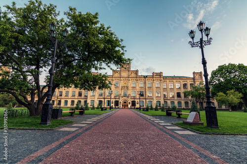 Foto The main campus of the university, famous places of Kiev, the old building in t