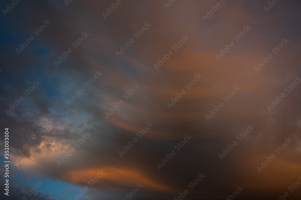 Wellenförmige Wolken in der Abendsonne