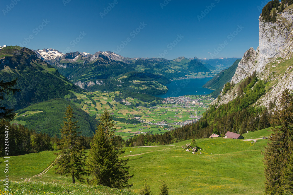 Obraz premium The view over the beautiful Vierwaldstätersee lake, Brunnen and the majestic Alpine peaks from Holzegg, Mythen region. Brunni-Holzegg-Müsliegg footpath in Mythen region.