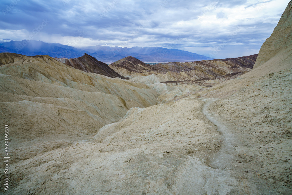 Fototapeta premium hikink the golden canyon - gower gulch circuit in death valley, california, usa