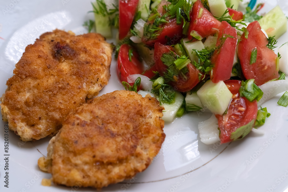 Fried Chicken Slices with Fresh Vegetable Salad