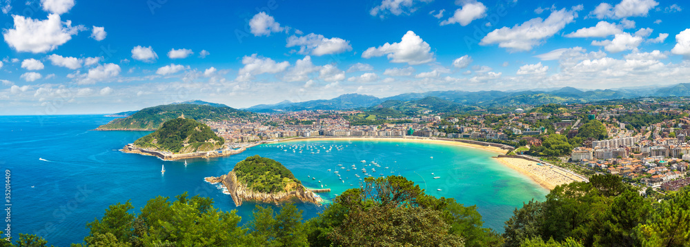 Naklejka premium Panoramiczny widok na San Sebastian