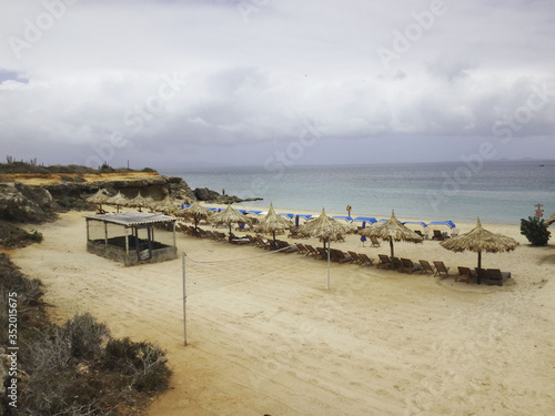 playa cubagua en isla margarita venezuela mar arena blanca rojiza sol sombrillas