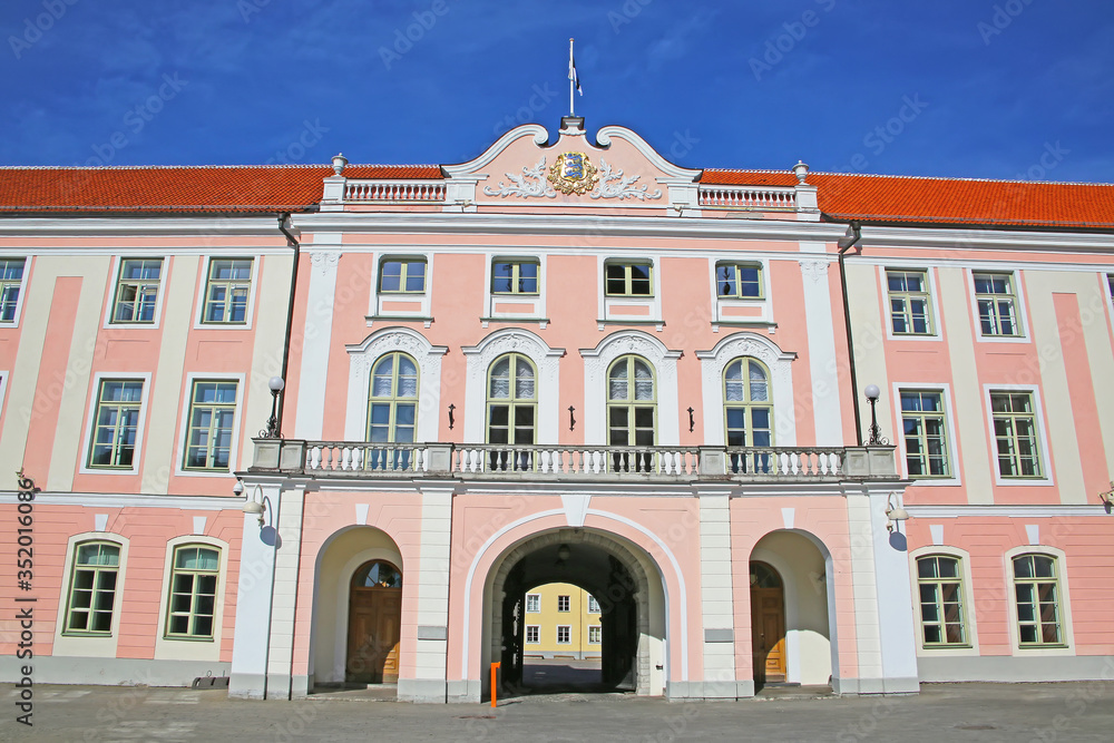 Obraz premium The Parliament of Estonia building on Toompea hill in the central part of the old town, Tallinn, the capital of Estonia. It is dated from the 9th century.