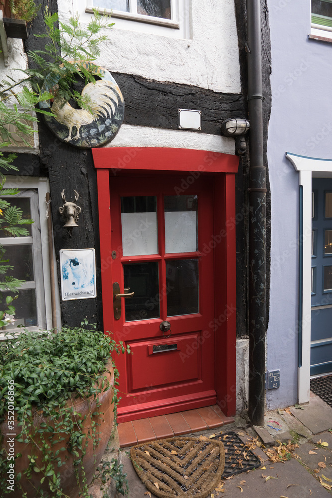 Eingang eines alten Fachwerk-Hauses mit roter Tür in den engen Gassen des historischen Altstadtviertel 