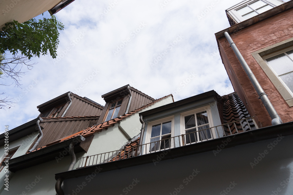 Dächer mit verschiedenen Gauben bei den alten Häusern in den engen Gassen des historischen Altstadtviertel 