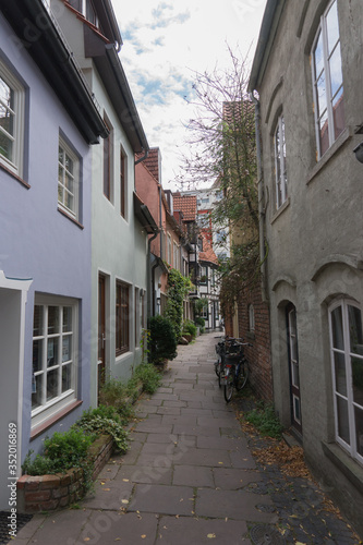 Alte, vielfach unter Denkmalschutz stehende Häuser in den engen Gassen des historischen Altstadtviertel "Schnoor" in Bremen © tina7si