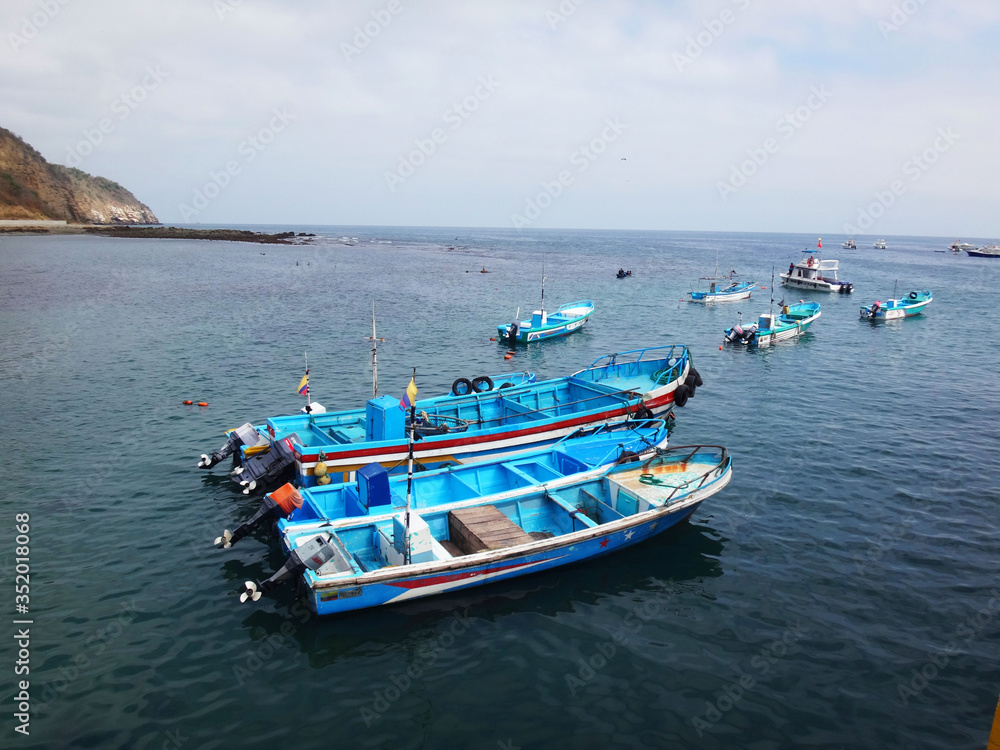 Obraz premium botes en el mar puerto lopez