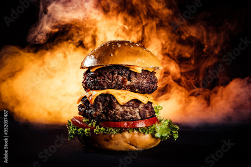 fotografía de hamburguesa con fondo fuego photo