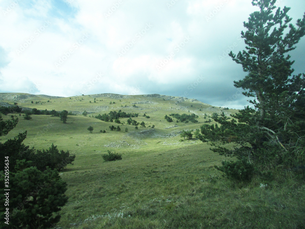 Obraz premium the mountains beatiful gorgeous the clouds sky tree