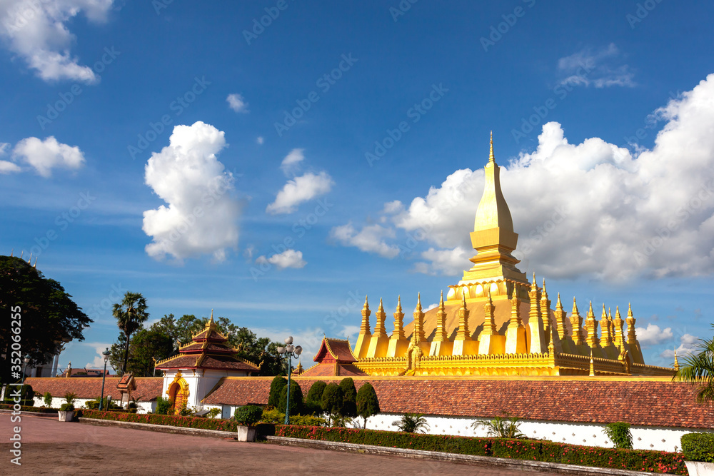 Obraz premium Pha tat luang monument and the tourist in Vientiane Laos