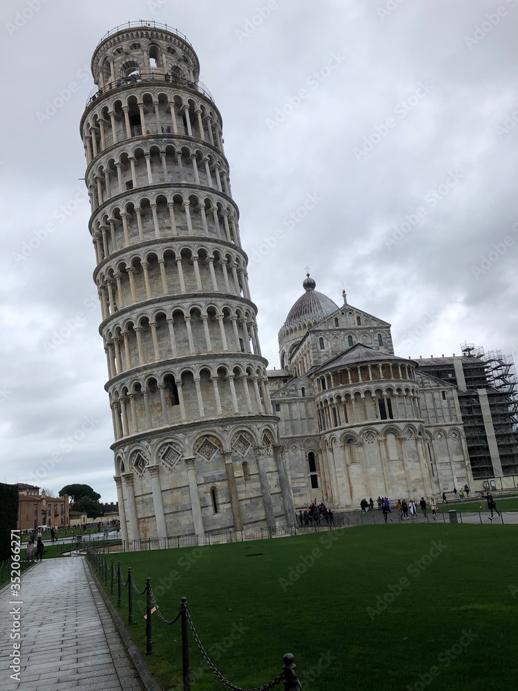 leaning tower of pisa cloudy day