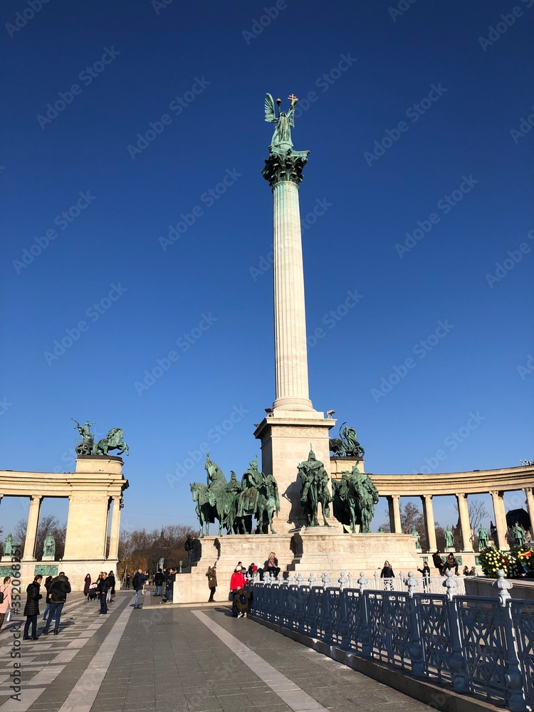 Obraz premium heroes square in budapest hungary