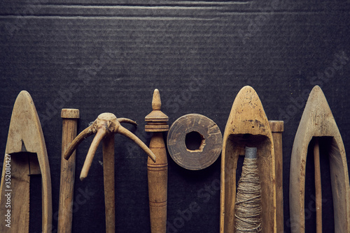 Papier peint old loom wooden shuttle - antique shuttle weaving tool / boat shuttle for hand w