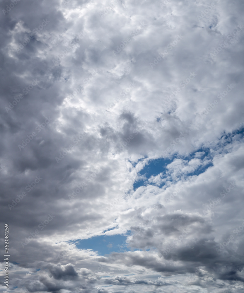 Obraz premium clouds covering. a blue day sky background