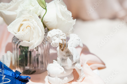 Fotografie Wedding rings close up decorated nautical with accessories for tropical caribbea