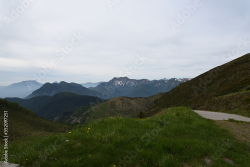 Escursione lungo la cima del monte Torondon