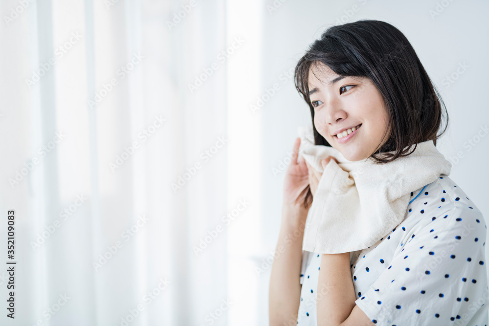 女性　髪の毛　乾かす