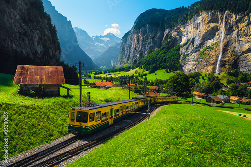Fotografie Electric cogwheel tourist train in the Lauterbrunnen valley, Switzerland