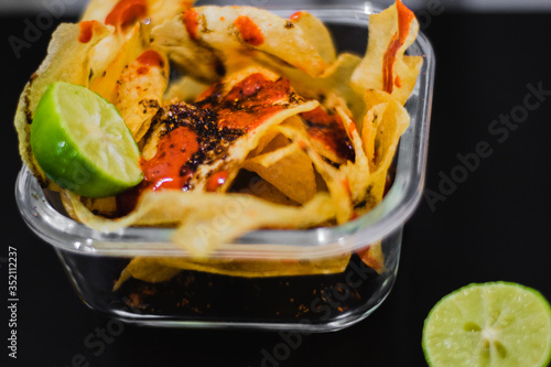 Foto Papas fritas preparadas 
Con limón, sal y salsa