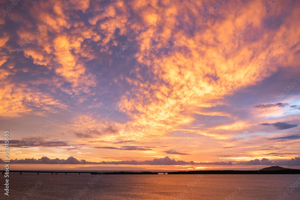 沖縄県 宮古島 西平安名崎からの池間大橋と朝焼けの空