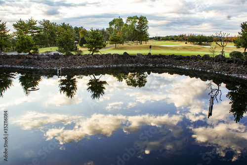 空と雲と池が演出するゴルフコース
