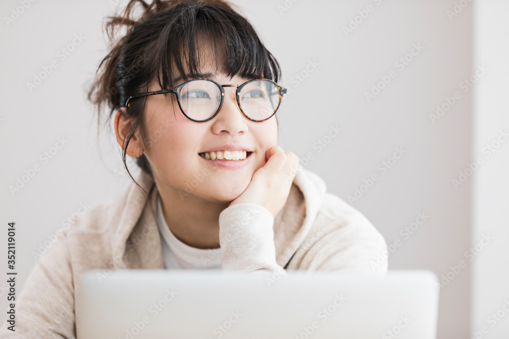 女性 パソコン 操作 女性 パソコン 操作
