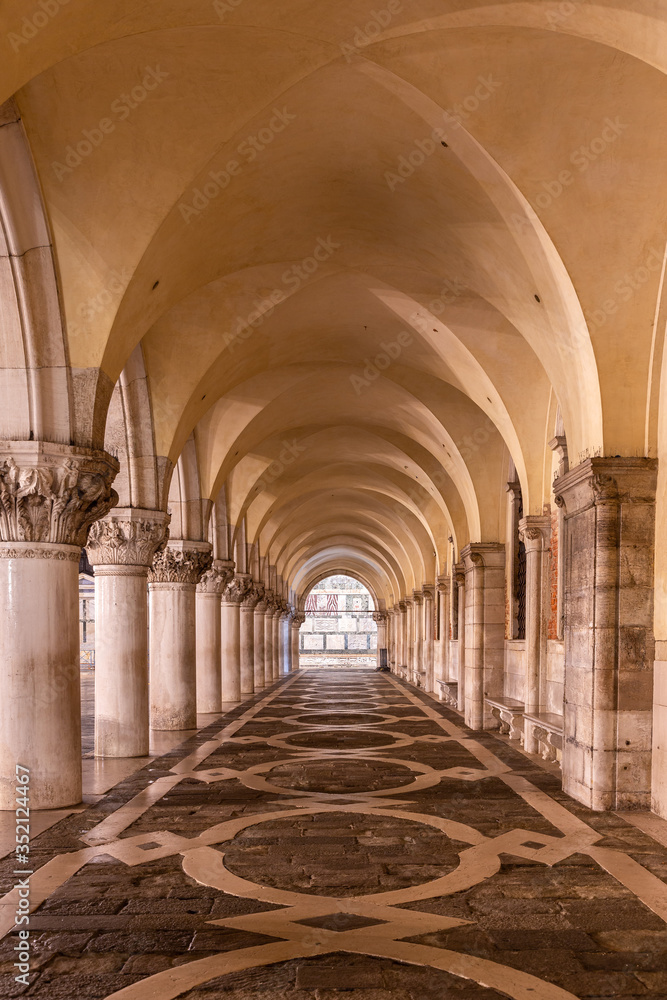 Arkaden am Dogenpalast in Venedig