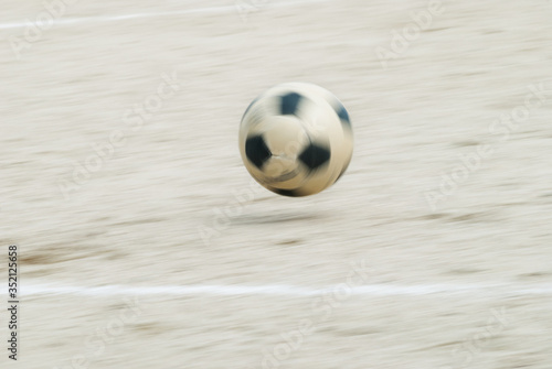 勢いよく転がるサッカーボールサッカーボール
