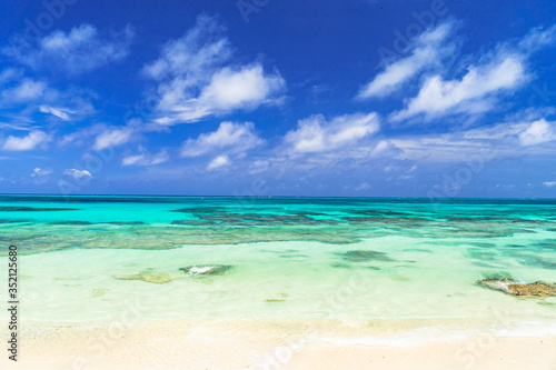 宮古島の美しいサンゴ礁の海 © san724