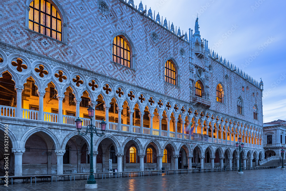 Dogenpalast in Venedig am frühen Morgen