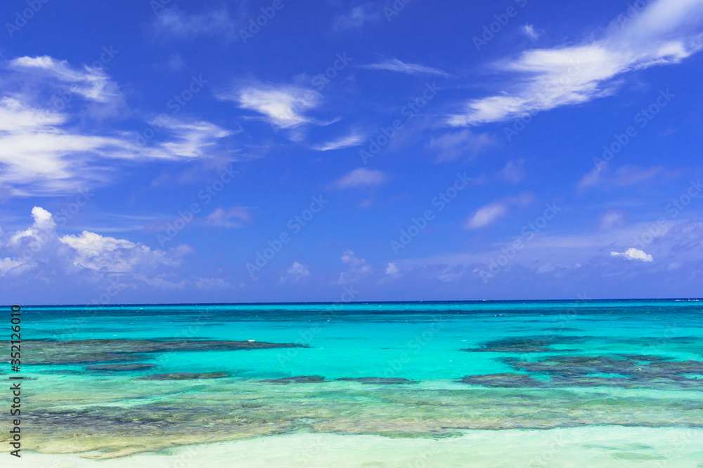 宮古島の美しいサンゴ礁の海