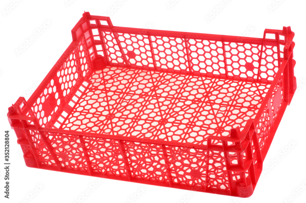 Cagette en plastique rouge vide en gros plan sur fond blanc Stock Photo