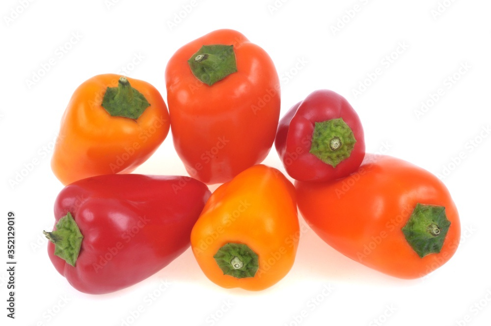 Petits poivrons de différentes couleurs en gros plan sur fond blanc Petits poivrons de différentes couleurs en gros plan sur fond blanc