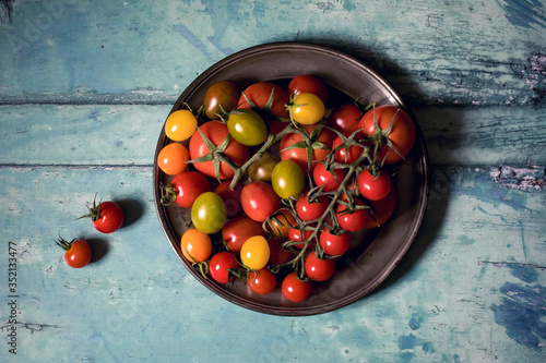 Bild auf Leinwand Tomatoes on a pewter plate