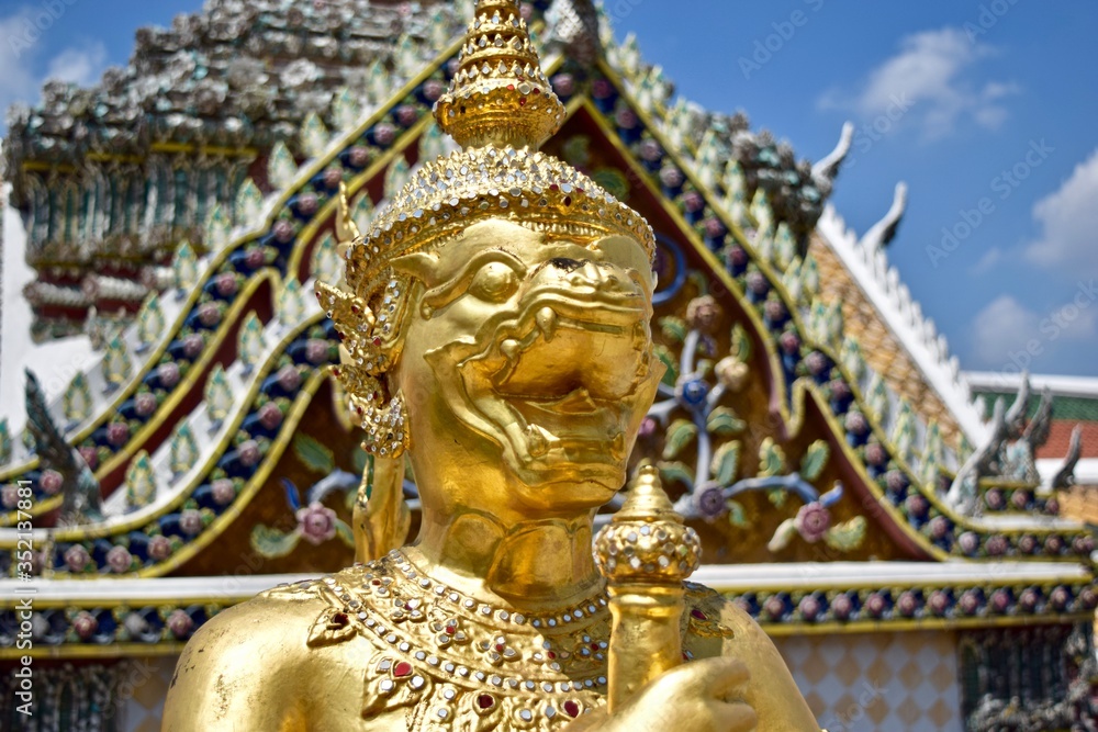 Fototapeta premium Golden statue at Wat Phra Kaew.