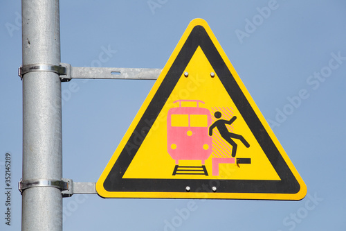 Warnschild, Bahnsteigkante, Sog- und Sturzgefahr auf dem Bahnsteig, Deutschland, Europa photo