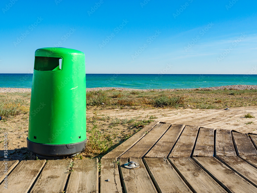 Obraz premium Empty beach with trash can