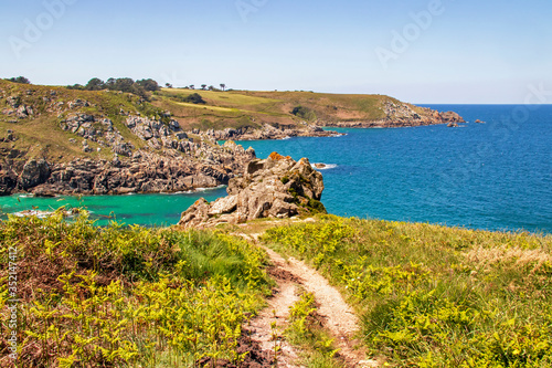 Beuzec- Cap-Sizun. Sentier côtier à la pointe de Kastel Koz. Finistère. Bretagne photo