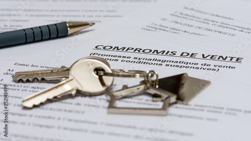 Compromis de vente, trousseau de clés et stylo. Concept d'achat immobilier, France photo