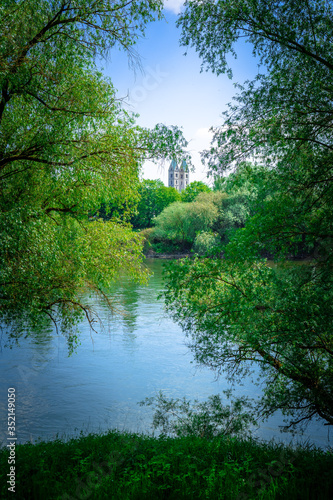 Wanderung am Donauufer um die Gst  t Insel mit Blick auf Straubing und die Skyline 